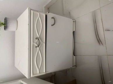 Un lit à vendre avec matelas et 2 coussins et 2 table de nuit