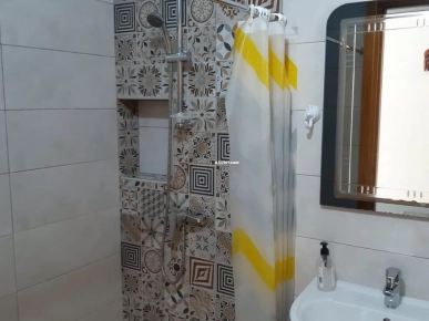 شقة مفروشة جديدة قاعة استقبال وغرفتي نوم مع مرآب للسيارة وإنترنت