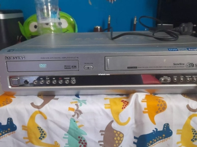 Une lecteur SAMSUNG /cd,dvd,vcd,cd-r,cd-rw,mp3,vhs et S-vhs.