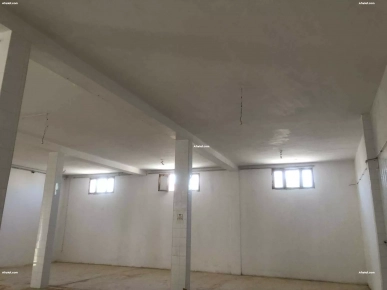 Dépôt à louer – 250m² carrelé avec sanitaires – Sidi Fraj