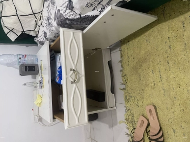 Un lit à vendre avec matelas et 2 coussins et 2 table de nuit