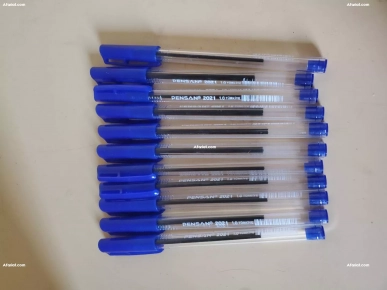 50 stylos noirs +11 stylos bleus