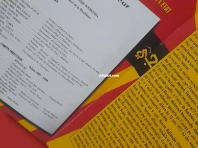 le livre rouge et jaune