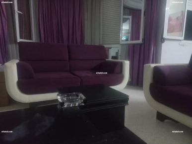 salon avec table basse et rideaux