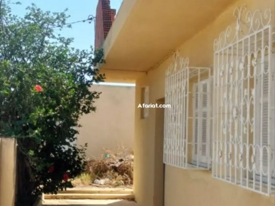 maison spacieuse avec un garage