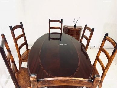 une salle à manger composée d'une table ovale et de six chaises