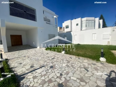 Villa S+9 avec piscine à La Soukra MVL1480