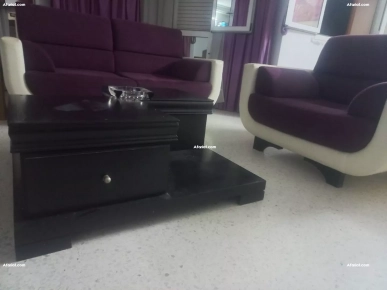 salon avec table basse et rideaux