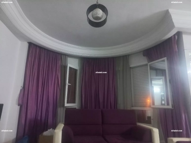salon avec table basse et rideaux