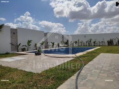 Villa S+4 toute neuve avec jardin et piscine à Hammamet Sud