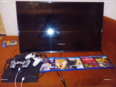 PS4 avec deux manettes + deux CD jeux PS4 avec deux manettes + deux CD jeux