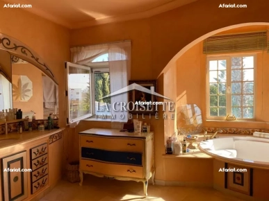 Villa de maitre S+6 à La Soukra ZVL0759