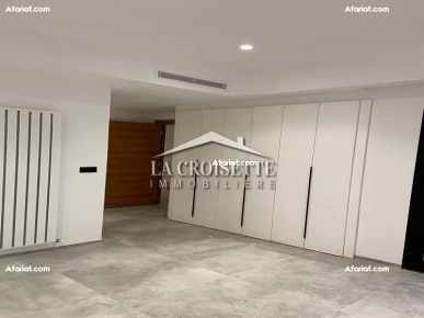 Triplex S+5 avec piscine à Gammarth MDL0570