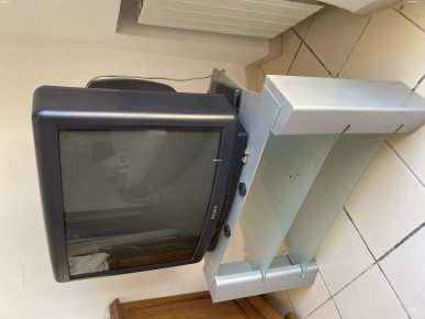 Télévision Sony avec Table