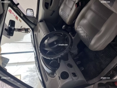 A vendre renault kangoo essence 5 places 5 chevaux année 2002