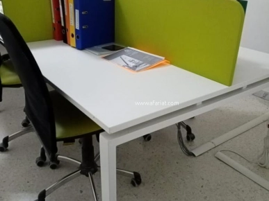 Lot d'ordinateurs et de bureaux a vendre