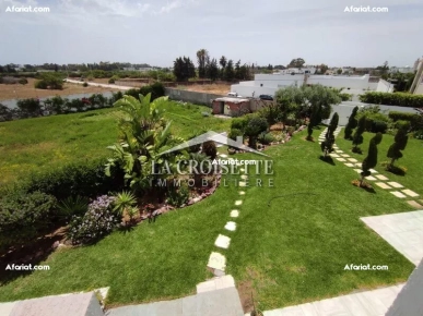 Villa de maître S+4 vide ou meublée à La Soukra ZVL0698