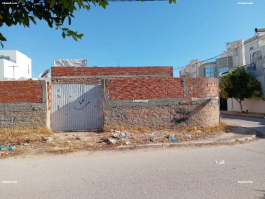 terrain clôturé, titré faisant 410m et ouvrant sur 3 façades.