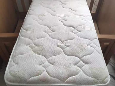 lit bébé avec matelas et accessoires comme photo