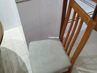 table ronde avec 4 chaises