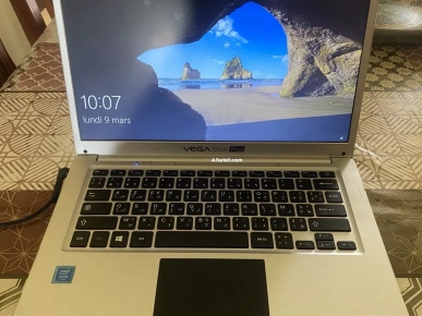 pc Vega book plus a vendre avec chargeur