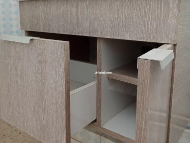 vasque à poser avec meuble de rangement et robinet