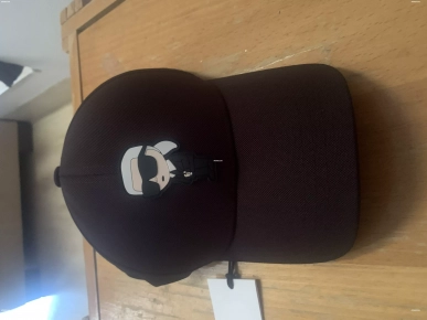 Casquette Karl Lagerfeld avec etiquette