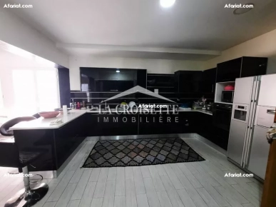 Villa S+7 avec deux appartements à La Marsa  MVV0077