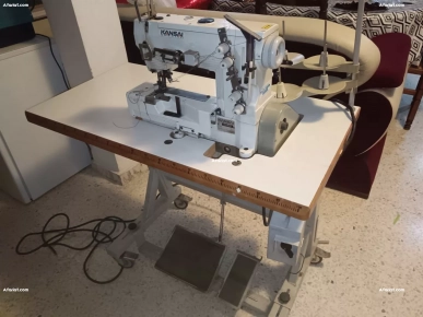 Machine à coudre professionnelle, avec table