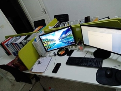 Lot d'ordinateurs et de bureaux a vendre