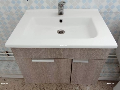 vasque à poser avec meuble de rangement et robinet