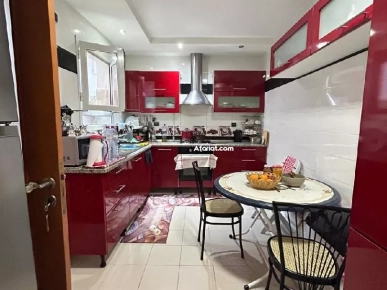 A vendre une maison avec deux magasins