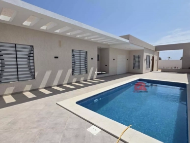 VILLA DE PLAIN-PIED AVEC PISCINE À HOUMT SOUK DJERBA ZA-RÉF V705