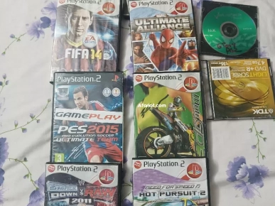 PS2 a vendre en très bon état avec 20jeux tel 94617114