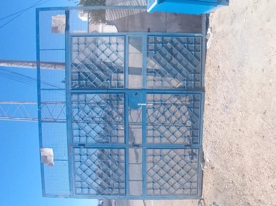 porte en fer et comptoir en bois //باب حديد و كنتوار لوح