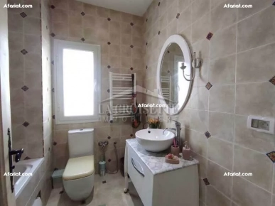 Villa S+5 avec piscine à La Soukra  ZVV0173