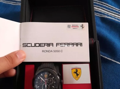 montre Ferrari Neuf Swiss made jamais utilisé