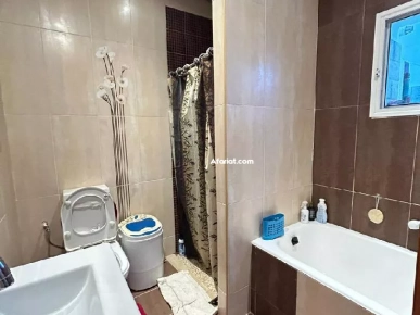 A vendre une maison avec deux magasins