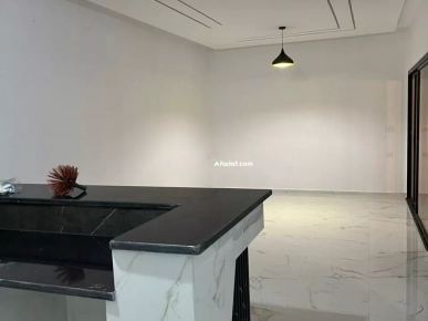 villa avec un piscine près de la mer