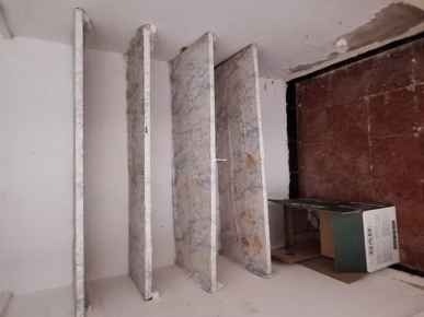 Etagères en bois massif en très bon état (petits+grands placards) Etagères en bois massif en très bon état (petits+grands placards)