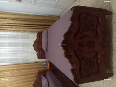 deux lits et une commode en bois