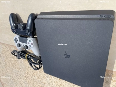 PS4 slim version 13.00 deux Manette avec livraison 94724245 PS4 slim version 13.00 deux Manette avec livraison 94724245