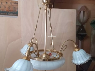 Lustre Antique, 1920, en verre et bronze à 4 lumières. Lustre Antique, 1920, en verre et bronze à 4 lumières.