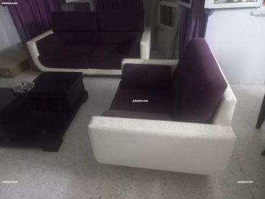 salon avec table basse et rideaux
