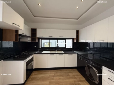 À Vendre  Villa Moderne avec Piscine à Hammamet Nord