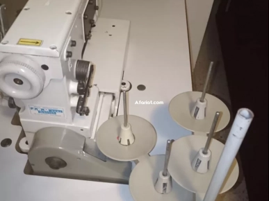 Machine à coudre professionnelle, avec table