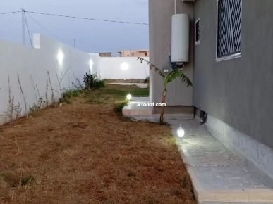 villa à vendre sur un terrain de 700 mètres carrés à borj el Amri