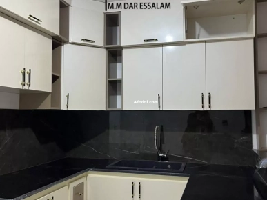 villa avec un piscine près de la mer