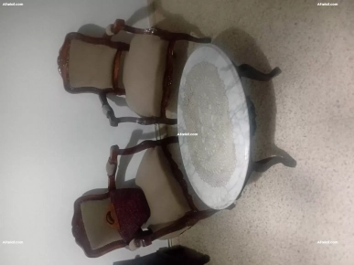 A vendre  2 chaises+ table basse A vendre  2 chaises+ table basse
