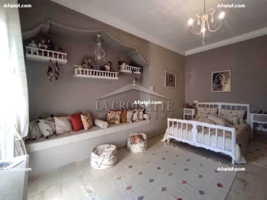 Villa S+5 avec piscine à La Soukra  ZVV0173